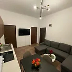 Big For Up To 8 People In Center * Bucarest