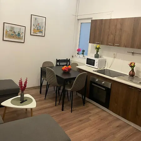 Big For Up To 8 People In Center 부쿠레슈티