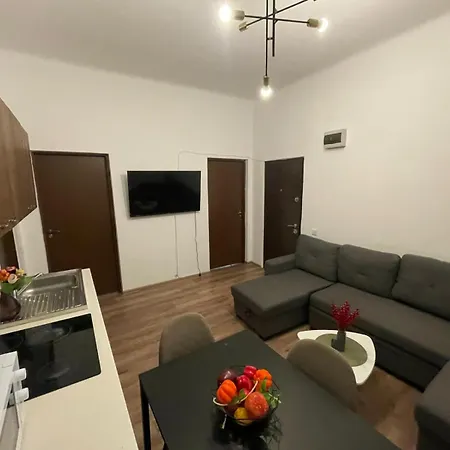 Big For Up To 8 People In Center شقة