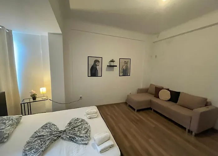 Big For Up To 8 People In Center 부쿠레슈티